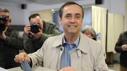 Le candidat soutenu par le FN, Robert M&eacute;nard, le 23 mars 2014 &agrave; B&eacute;ziers (H&eacute;rault). (SYLVAIN THOMAS / AFP)