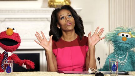 La First lady Michelle Obama fait la promotion des fruits et l&eacute;gumes dans l'alimentation en compagnie de personnages de Sesame Street &agrave; la Maison Blanche &agrave; Washington (Etats-Unis), le 30 octobre 2013. (YURI GRIPAS / REUTERS)