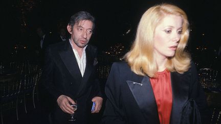 Serge Gainsbourg et Catherine Deneuve. Paris, 24 octobre 1980, place Vendôme (GAMMA-RAPHO VIA GETTY IMAGES)