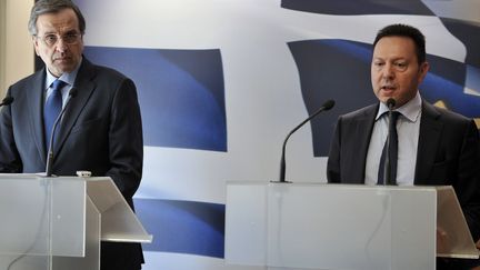 Le Premier ministre grec, Antonis Samaras, et son ministre des Finances,&nbsp;Yannis Stournaras, en conf&eacute;rence de presse &agrave; Ath&egrave;nes (Gr&egrave;ce), le 18 mars 2014. (LOUISA GOULIAMAKI / AFP)