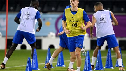 Benjamin Pavard lors de l'entraînement de l'équipe de France au stade Jassim bin Hamad de Doha, le 2 décembre 2022. (FRANCK FIFE / AFP)