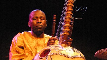 Ballaké Sissoko jouant de la kora, en avril 2009.&nbsp; (© Ggal, Wikimedia Commons)