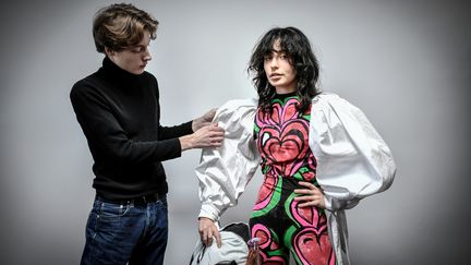 Charles de Vilmorin et Anaelle Postollec, son amie, muse et maquilleuse, pour la collection couture printemps-été 2021, à Paris, janvier 2021&nbsp; (STEPHANE DE SAKUTIN / AFP)