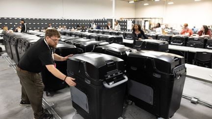 Agents électoraux dans un bureau de vote à Lawrenceville, Géorgie, États-Unis, le 5 novembre 2024. (JESSICA MCGOWAN / GETTY IMAGES NORTH AMERICA / AFP)