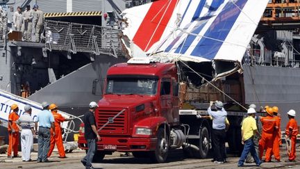 Un morceau de l'A330 d'Air France qui s'est ab&icirc;m&eacute;&nbsp;au large du Br&eacute;sil le 1er juin 2009, r&eacute;cup&eacute;r&eacute; par la marine br&eacute;silienne le 14 juin 2009 &agrave; Recife (Br&eacute;sil).&nbsp; (EVARISTO SA / AFP)