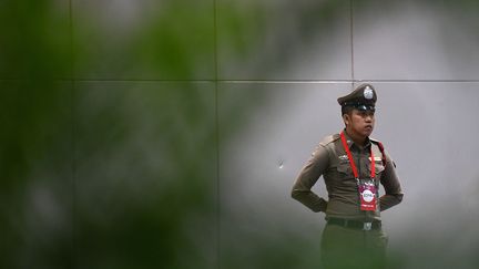 Un policier thaïlandais, à Bangkok, le 2 novembre 2019. (MANAN VATSYAYANA / AFP)