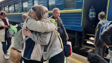 Victoria retrouve sa mère Ludmilla en gare de Kiev (Ukraine), dimanche 8 mai 2022. (AGATHE MAHUET)