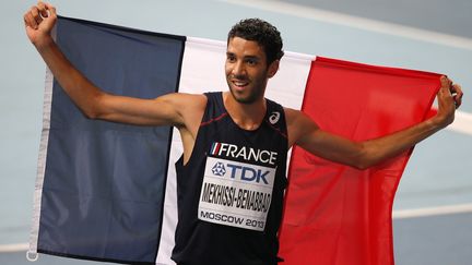 L'athl&egrave;te fran&ccedil;ais Mahiedine&nbsp;Mekhissi c&eacute;l&egrave;bre sa m&eacute;daille de bronze aux mondiaux d'athl&eacute;tisme &agrave; Moscou (Russie), le 15 ao&ucirc;t 2013. (PHIL NOBLE / REUTERS)