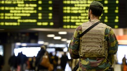 Des militaires patrouillent dans la gare de Bruxelles, mercredi 18 novembre 2015. (DIRK WAEM / BELGA MAG / AFP)