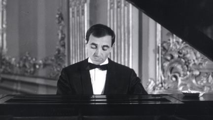  (Quand Charles Aznavour apparait dans "Tirez sur le pianiste" de François Truffaut, en 1960, il est encore un chanteur controversé.)