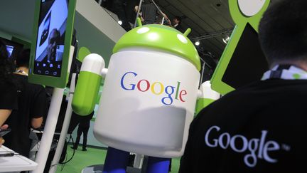 Une ic&ocirc;ne Android est pr&eacute;sent&eacute;e sur le stand Google du Mobile World Congress de Barcelone (Espagne), le 29 f&eacute;vrier 2012. (BLOOMBERG / GETTY IMAGES)