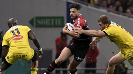 Romain Ntamack (Toulouse) face à Pierre Bourgarit et Raymond Rhule (La Rochelle), le 1er mai 2022. (XAVIER DE FENOYL / MAXPPP)