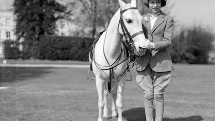 Passionn&eacute;e d'&eacute;quitation, la reine continue de monter &agrave; cheval sans bombe. (GETTY IMAGES)