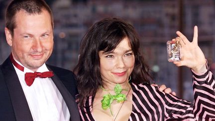 Le réalisateur Lars von Trier et l'actrice Björk, le 21 mai 2000, lors de l'attribution de la Palme d'or au film "Dancer in the Dark", à Cannes. (PASCAL GUYOT / AFP)