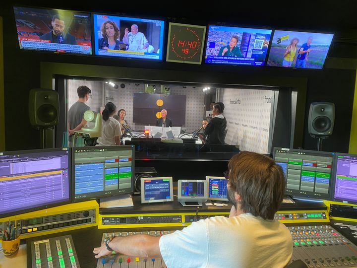 Didier Deschamps answered questions from fourth grade students in the franceinfo studios in Paris.  (franceinfo)