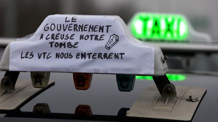 Un taxi pendant une mobilisation à proximité de l'aéroport Roissy-Charles-de-Gaulle, mardi 26 janvier 2016.&nbsp; (KENZO TRIBOUILLARD / AFP)