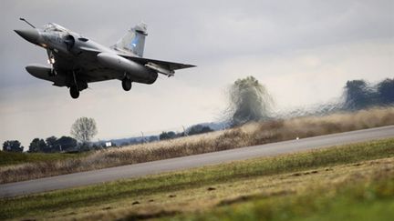 Un Mirage 2000 décolle de la base aérienne de Dijon-Longvic, le 16 octobre 2009 (AFP / Jeff Pachoud)