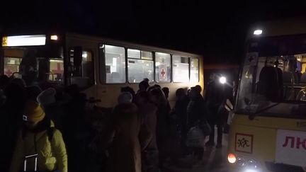 En Ukraine, plus de 3 000 personnes ont fui la région de&nbsp;Marioupol&nbsp;par leurs propres moyens.&nbsp;Ils ont en grande partie trouvé refuge à&nbsp;Zaporijia, où se trouve l'envoyée spéciale Maryse&nbsp;Burgot.&nbsp;La ville a affrété des bus pour transporter des personnes en provenance de&nbsp;Marioupol. (FRANCE 2)