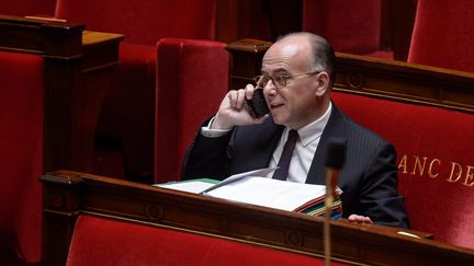 Le ministre de l'Int&eacute;rieur, Bernard Cazeneuve, r&eacute;pond &agrave; un appel pendant la s&eacute;ance de questions au gouvernement, le 15 avril 2015, &agrave; l'Assembl&eacute;e nationale.&nbsp; (MAXPPP)