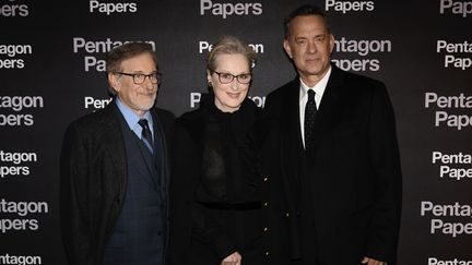 Le réalisateur de Pentagon Papers, Steven Spielberg, avec les acteurs Meryl Streep et Tom Hanks. (PHILIPPE LOPEZ / AFP)