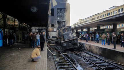 Le train encastré dans un mur de la&nbsp;gare&nbsp;centrale Ramsès, au Caire (Egypte), le 27 février 2019.&nbsp; (AHMED AL SAYED / ANADOLU AGENCY / AFP)