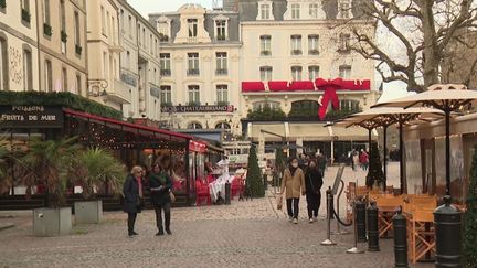 Malgré le contexte sanitaire, de nombreux Français ont décidé de partir en vacances pendant les fêtes de Noël. À Saint-Malo (Ille-et-Vilaine), l’affluence de touristes rassure les professionnels du secteur. (CAPTURE D'ÉCRAN FRANCE 3)