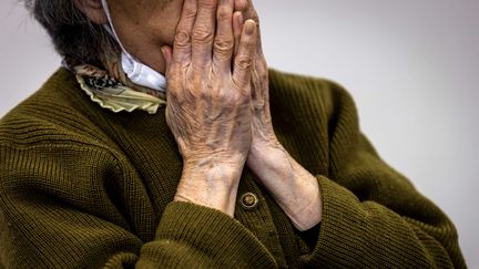 Une personne âgée au Japon, en avril 2022. (BEHROUZ MEHRI / AFP)