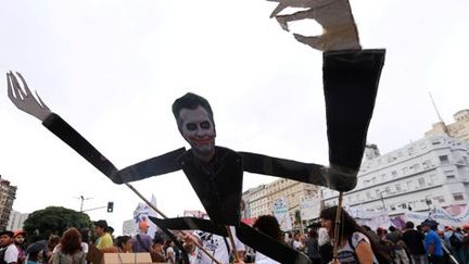 Manifestants tenant une caricature du président argentin Macri pendant un défilé à Buenos Aires, le 30 mars 2017. ( REUTERS - Marcos Brindicci)