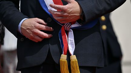 A deputy with his tricolor scarf on July 14, 2023 in Nancy (illustrative photo).  (ALEXANDRE MARCHI / MAXPPP)