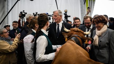 Le Premier ministre Michel Barnier avec le ministre de l'Economie Antoine Armand et la ministre de l'Agriculture Annie Genevard, au salon de l'élevage à Cournon-d'Auvergne (Puy-de-Dôme), le 4 octobre 2024. (JEFF PACHOUD / AFP)