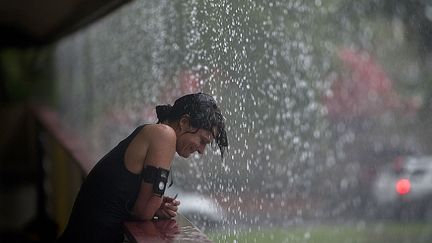 Des pluies qui n'ont pas dissuad&eacute; les plus t&eacute;m&eacute;raires de faire leur jogging quotidien. (MLADEN ANTONOV / AFP)