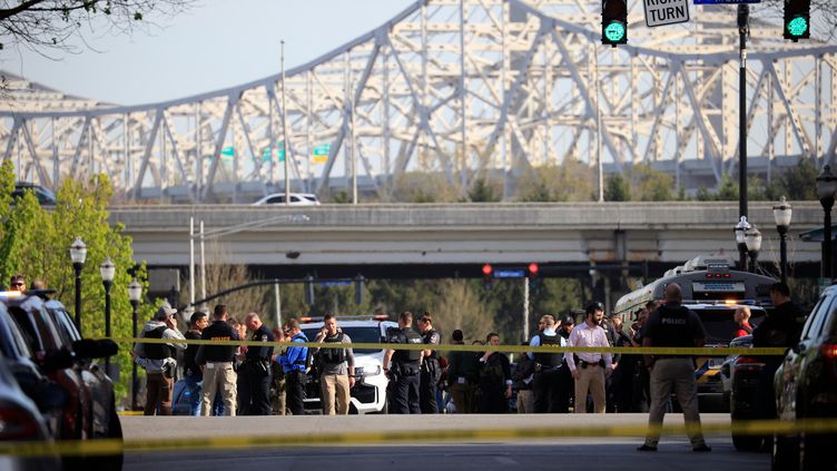 Members of law enforcement intervene in Louisville, Kentucky, on April 10, 2023. (LUKE SHARRETT / GETTY IMAGES NORTH AMERICA / AFP)