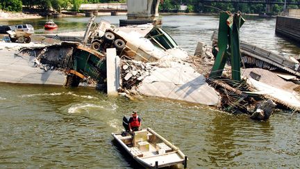 Minneapolis (Etats-Unis), août 2007. Effondrement d'un pont affecté par la maladie du béton. La structure du pont était suffisamment affaiblie pour que de lourds soupçons pèsent sur la composition du béton de l'édifice.
 (AFP PHOTO/HO/ US NAVY/ MCSS Joshua Adam Nuzzo)