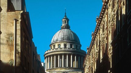 Le toit du Panthéon, au fronton duquel est inscrit "Aux grands Hommes, la patrie reconnaissante".
 (Ana Bravo / AFP)