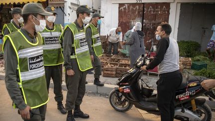 Des membres des Forces auxiliaires du ministère marocain de l’Intérieur patrouillent pour faire respecter le confinement dans le district de Takadoum, à Rabat, le 17 août 2020. (FADEL SENNA / AFP)