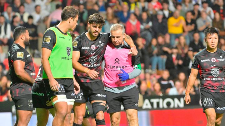 Romain Ntamack sort sur blessure lors du match de Top 14 face à Clermont, le 12 octobre 2024. (MAXPPP)