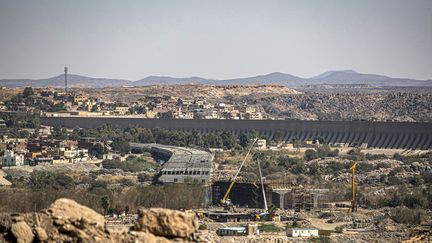 Un pont en construction dans la ville d'Assouan (Egypte), le 26 février 2022. (KHALED DESOUKI / AFP)