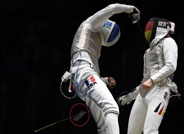 L'escrimeur français Enzo Lefort fait tomber son téléphone portable en plein combat face à l'Allemand Peter Joppich, le 7 août 2016 à Rio. (KIRILL KUDRYAVTSEV / AFP)