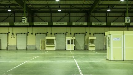 Un hangar dans le marché de Rungis (Val-de-Marne), le 3 avril 2020.&nbsp; (NICOLAS PORTNOI / HANS LUCAS / AFP)