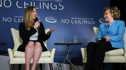 En avril 2014, à New-York, mère et fille se partageaient l'estrade pour une conférence sur la réussite des femmes. C'est ce jour-là que Chelsea a annoncé publiquement sa grossesse.  (SPENCER PLATT / GETTY IMAGES NORTH AMERICA / AFP)