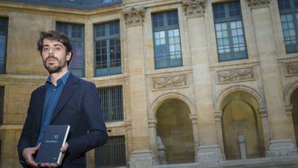 Adrien Bosc dans la cour de l'Institut de France pour la remise du Prix du Roman de l'Académie Française.
 (X.de Torres / MaxPPP)