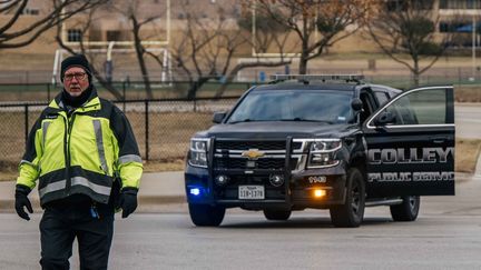 Un policier à proximité de la synagogue de Colleyville (Texas, Etats-Unis) où un homme a retenu plusieurs personnes le 15 janvier 2022. (BRANDON BELL / GETTY IMAGES NORTH AMERICA / AFP)