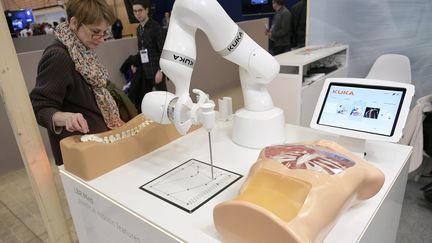 Un robot médical présenté lors d'un salon dédié à la robotique et à l'intelligence artificielle à Lyon.&nbsp; (MAXIME JEGAT / MAXPPP)