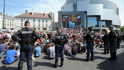 Près d'un millier "d'indignés" manifestent place de la Bastille à Paris, encadrés par la police, le 29 mai 2011. (AFP - Bertrand Guay)