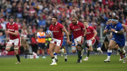 Le demi de mêlée gallois Rhys Webb s'envole dans la défense italienne, lors du match du Tournoi des six nations entre l'Italie et le pays de Galles, à Rome, le 11 mars 2023. (ALESSANDRA TARANTINO / AP)