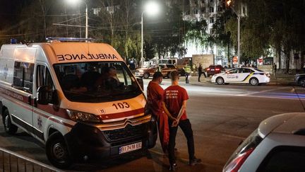 Des secouristes ukrainiens attendent près du site d'une frappe russe à Poltava, dans l'est de l'Ukraine, mardi 3 septembre. (PATRYK JARACCZ / AFP)