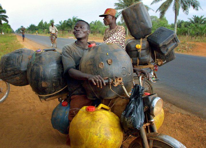 Une moto utilisée par les contrebandiers pour passer la frontière du Nigeria vers le Bénin. Elle peut transporter plus de 400 litres d'essence. (Photo AFP/Issouf Sanogo)