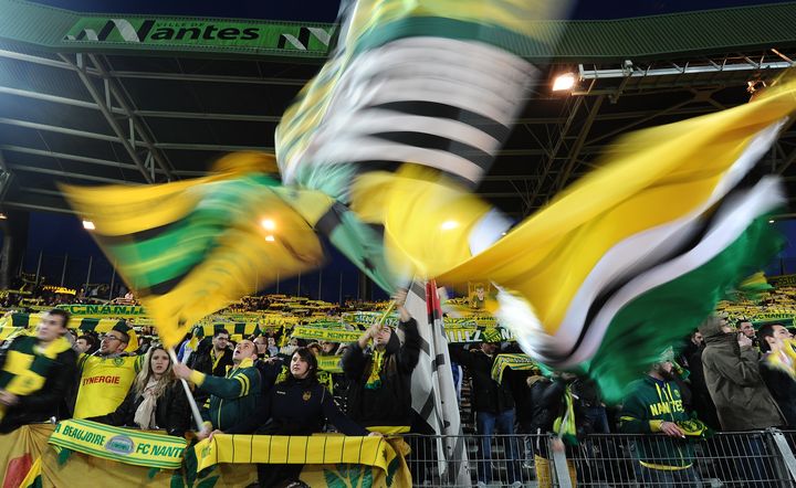 Les supporters nantais, heureux de la victoire de leur &eacute;quipe face &agrave; Montpellier, le 22 mars 2014.&nbsp; (JEAN-SEBASTIEN EVRARD / AFP)