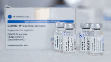 Des fioles du vaccin anti-Covid-19 de Janssen, à Ronda (Espagne), le 23 avril 2021. (JORGE GUERRERO / AFP)