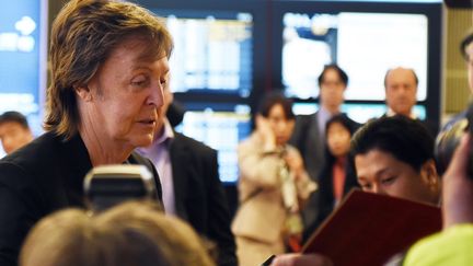 Paul McCartney à son arrivée à l'aéroport Haneda de Tokyo, le 15 mai dernier.
 (TOSHIFUMI KITAMURA / AFP)